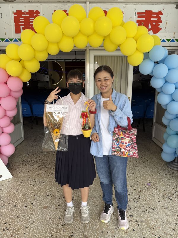 鳳凰花開迎夢想　展望會伴屏東266位弱勢學子迎畢業 少女錄取空軍官校1　